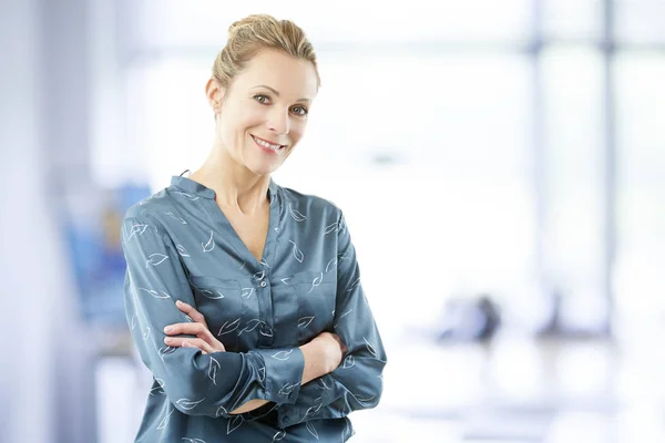 Confident Smiling Financial Advisor Businesswoman Standing Arms Crossed Office — Stock Photo, Image