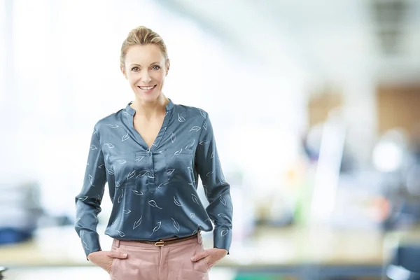 Sonriente Mujer Asistente Financiera Mediana Edad Pie Con Los Brazos — Foto de Stock