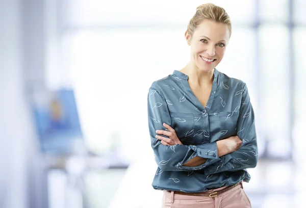 Silah ile ayakta emin gülümseyen mali Danışmanı iş kadını ofiste geçti. 