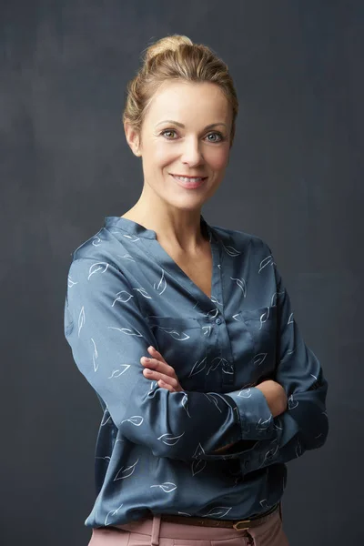 Beautiful Smiling Mature Woman Standing Arms Crossed Dark Background — Stock Photo, Image