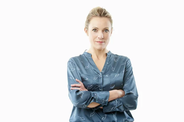 Glimlachend Mooie Midden Leeftijd Vrouw Met Armen Gekruist Geïsoleerde Witte — Stockfoto