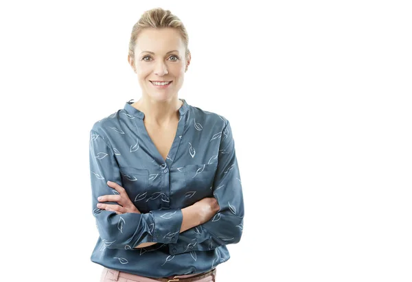 Sonriente Hermosa Mujer Mediana Edad Pie Con Los Brazos Cruzados —  Fotos de Stock