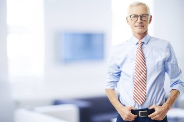 Toplantı odası iş toplantı sonrasında duran üst düzey mali Danışmanı işadamı.