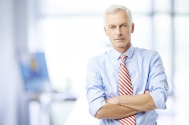 Ofiste geçti ve kameraya seyir silah ile ayakta icra Satış Müdürü.