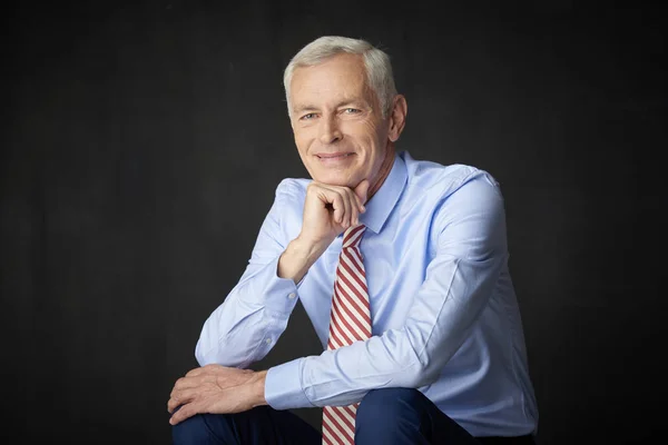 Smiling Elderly Man Looking Thoughtfully Sitting Hand His Chin — Stock Photo, Image