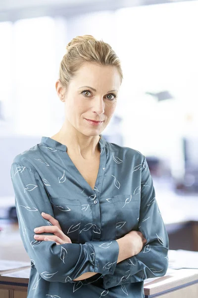 Lächelnde Finanzassistentin Mittleren Alters Steht Mit Verschränkten Armen Büro — Stockfoto