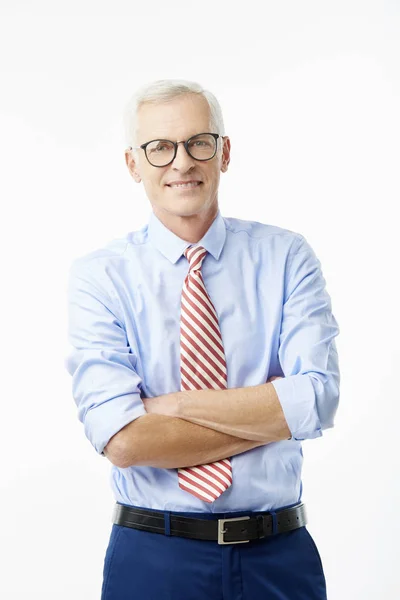 Starszy Biznesmen Okularach Ramionami Skrzyżowanymi Noszenie Koszuli Krawacie Uśmiechnięty Białym — Zdjęcie stockowe