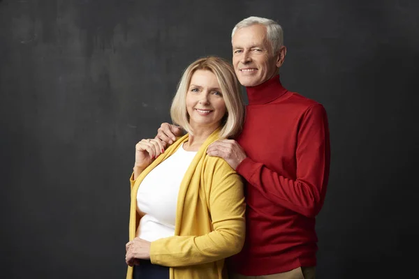 Feliz Pareja Ancianos Pie Fondo Oscuro Hermosa Mujer Madura Mirando —  Fotos de Stock