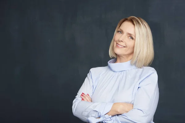 Beautiful Mature Woman Standing Gray Background While Smiling Looking Camera — Stock Photo, Image