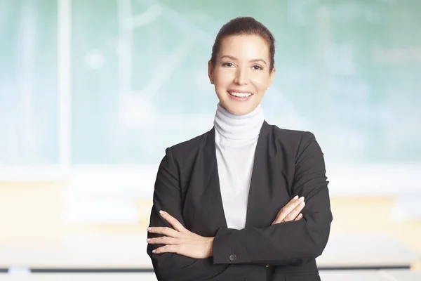 Schöne Reife Lehrerin Die Mit Verschränkten Armen Vor Der Tafel — Stockfoto