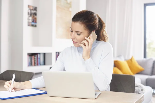 Mulher Meia Idade Bonita Fazendo Chamada Usando Laptop Gerenciar Seu — Fotografia de Stock