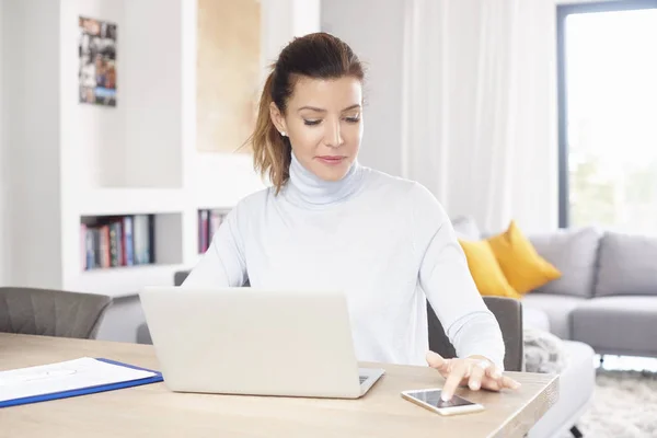 Beautiful Middle Aged Woman Using Laptop Mobile Phone While Sitting — Stock Photo, Image