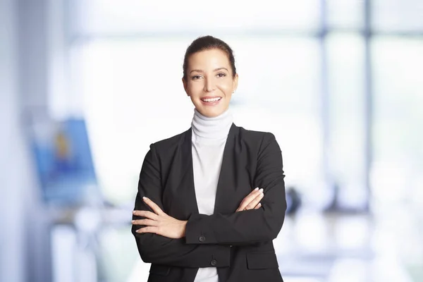 Lächelnde Finanzberaterin Geschäftsfrau Mit Verschränkten Armen Büro — Stockfoto