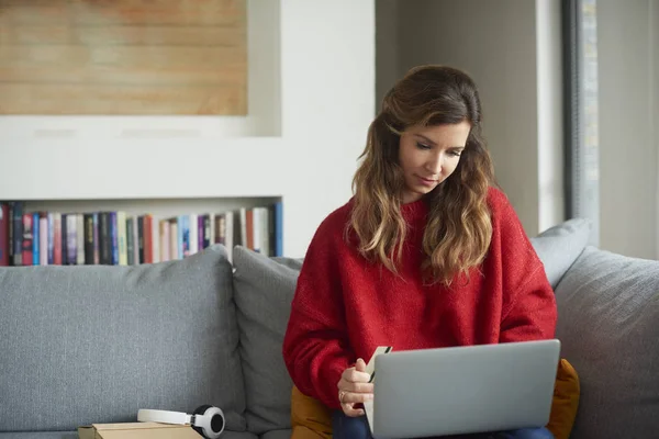 Mulher Meia Idade Bonita Usando Cartão Crédito Laptop Enquanto Bancário — Fotografia de Stock