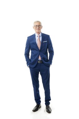 Takım elbise ve kamera izole beyaz arka plan kopya alanı ile dururken bakarak çift üst düzey iş adamı. 