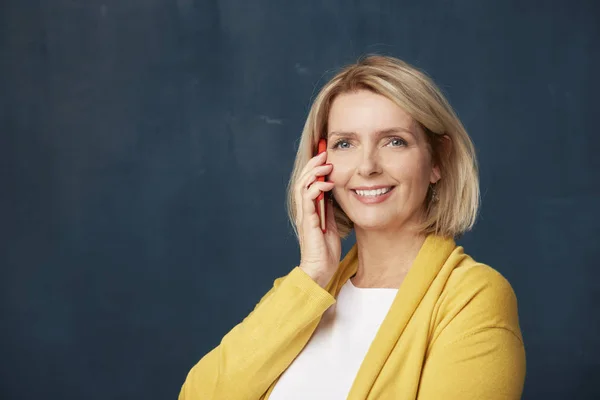 Close Studio Shot Van Een Lachende Volwassen Vrouw Met Behulp — Stockfoto