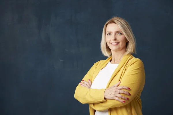 Nahaufnahme Aus Dem Studio Einer Schönen Reifen Frau Die Mit — Stockfoto