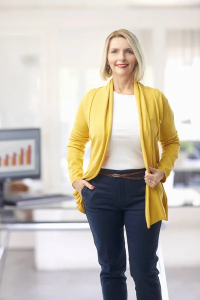 Lachende Senior Zakenvrouw Dragen Casual Kleding Kijken Naar Camera Terwijl — Stockfoto