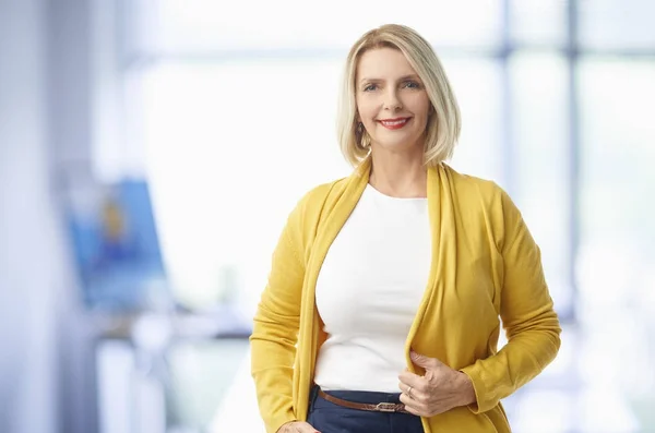 Schöne Seniorin Lässiger Kleidung Und Mit Blick Auf Die Kamera — Stockfoto