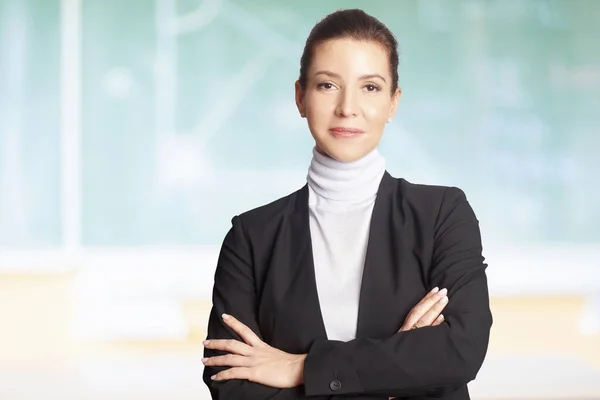 Schöne Reife Lehrerin Die Mit Verschränkten Armen Vor Der Tafel — Stockfoto