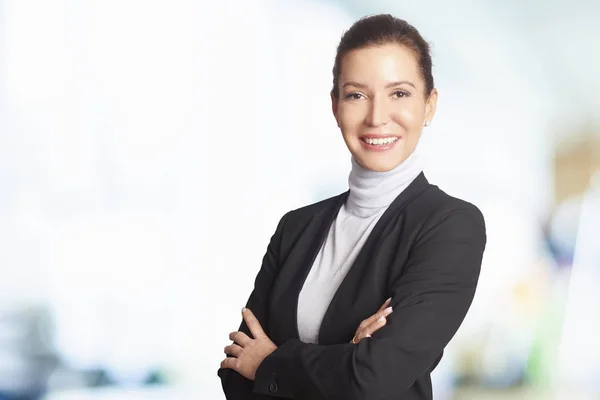 Finanzchefin Geschäftsfrau Steht Büro Blickt Die Kamera Und Lächelt — Stockfoto