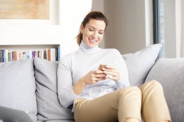 Cep telefonu kullanarak ve evde yorgunluk arama yapma çekici Olgun kadın.