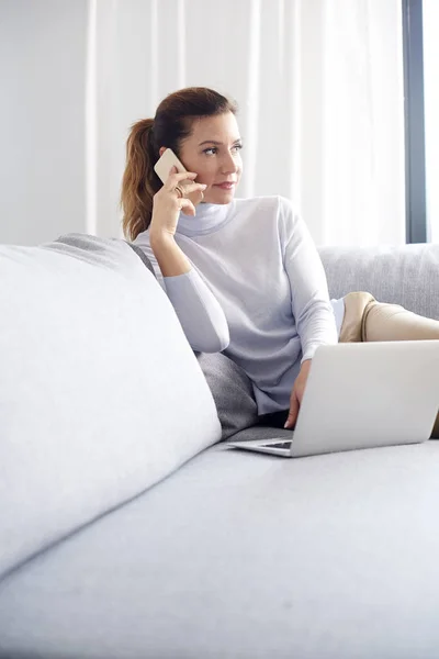 Atractiva Mujer Mediana Edad Usando Teléfono Celular Haciendo Llamadas Mientras — Foto de Stock