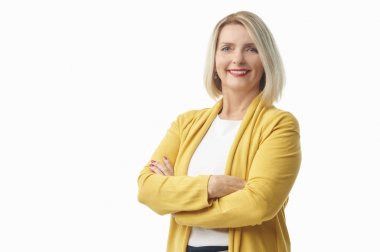 Güzel gülümseyen yaşlı bayan duran bir silah ile rahat kıyafetler giymiş izole beyaz arka plan geçti. 