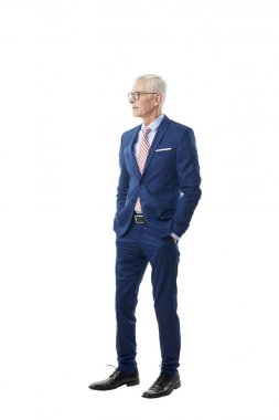 Takım elbise arıyor üst düzey işadamı uzak, beyaz izole tam uzunlukta.