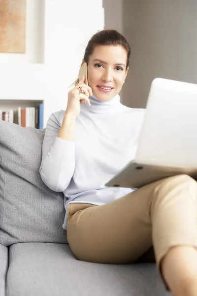 Usmívající Atraktivní Žena Pomocí Mobilního Telefonu Hovor Zatímco Sedí Pohovce — Stock fotografie