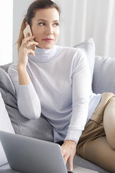 Sorrindo Mulher Atraente Usando Telefone Celular Fazendo Chamada Enquanto Sentado — Fotografia de Stock