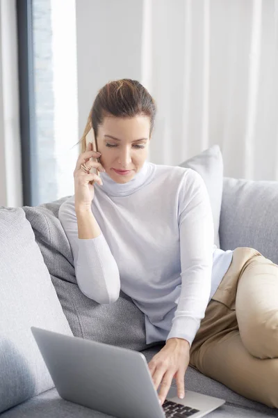 Sorrindo Mulher Atraente Usando Telefone Celular Fazendo Chamada Enquanto Sentado — Fotografia de Stock