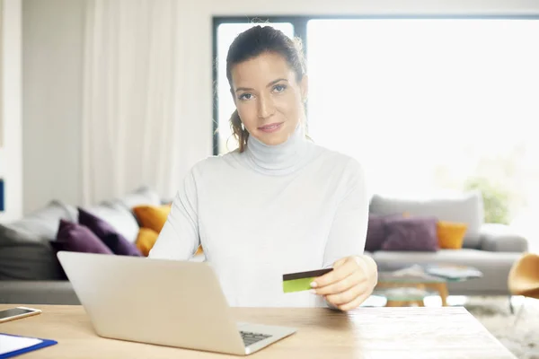 Wanita Yang Menarik Menggunakan Laptopnya Untuk Melakukan Pembelian Online Dengan — Stok Foto