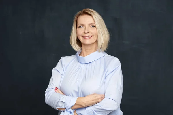 Mooie Blonde Lachende Rijpe Vrouw Lichte Blauwe Blouse Poseren Voor — Stockfoto