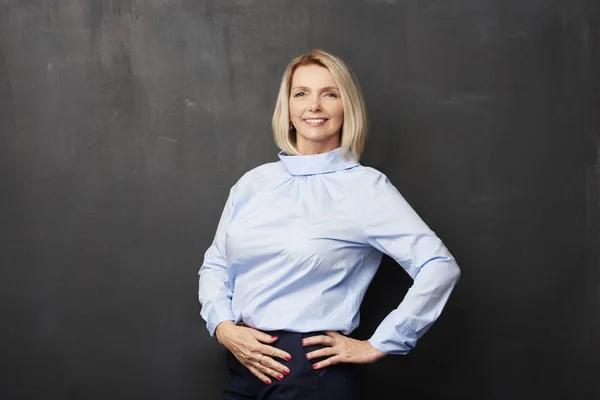 Mooie Blonde Lachende Rijpe Vrouw Lichte Blauwe Blouse Poseren Voor — Stockfoto