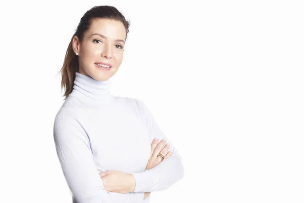 Hermosa Mujer Madura Sonriente Con Brazos Cruzados Aislada Blanco —  Fotos de Stock