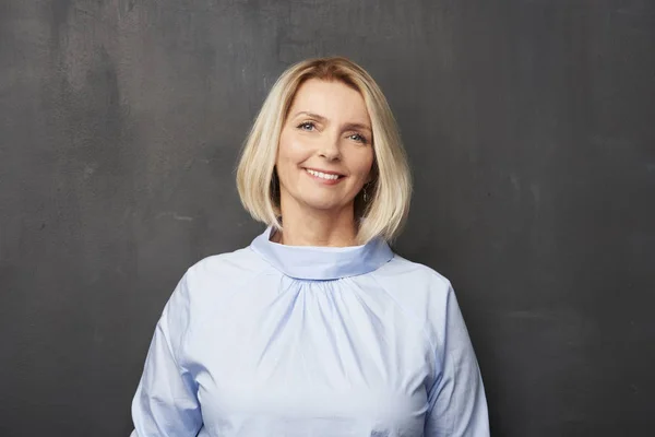 Mooie Blonde Lachende Rijpe Vrouw Lichte Blauwe Blouse Poseren Voor — Stockfoto