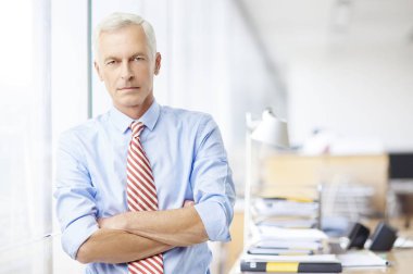 Ofiste geçti ve kameraya seyir silah ile ayakta olgun icra Satış Müdürü.