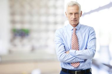 Ofiste geçti ve kameraya seyir silah ile ayakta olgun icra Satış Müdürü.