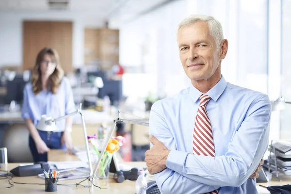 Maturo Consulente Finanziario Uomo Affari Con Braccia Incrociate Ufficio Guardando — Foto Stock