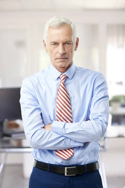 Mature Executive Sales Manager Standing Arms Crossed Office Looking Camera — Stock Photo, Image