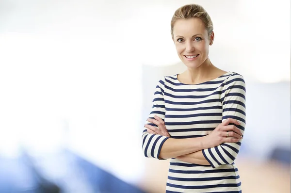 Schöne Glückliche Reife Frau Die Die Kamera Schaut Während Sie — Stockfoto