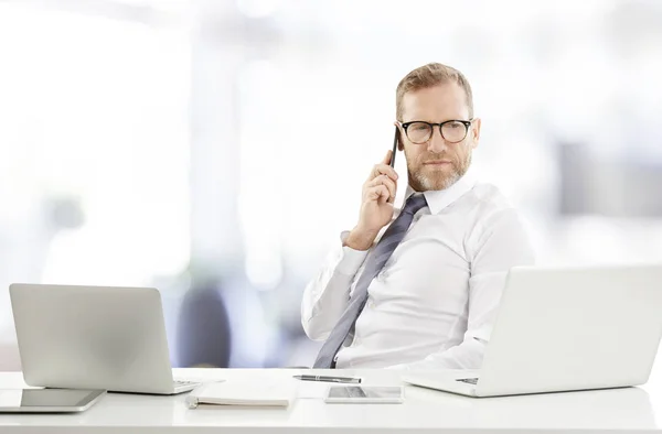在办公室工作时使用手机和拨打电话的金融助理商人肖像 — 图库照片