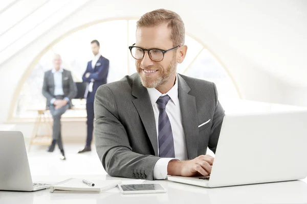Homem Negócios Meia Idade Vestindo Terno Sorrindo Enquanto Sentado Escritório — Fotografia de Stock