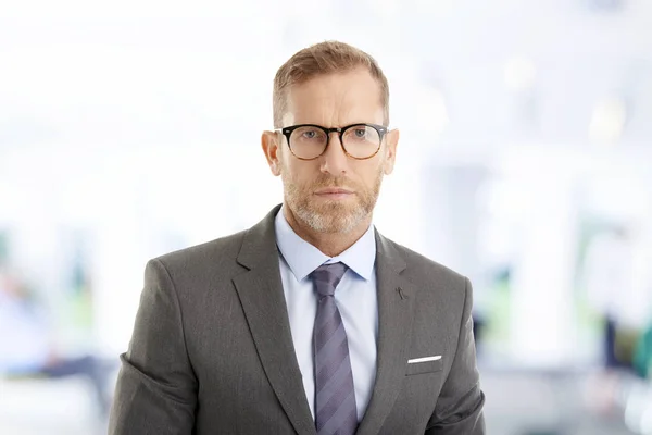 Retrato Advogado Meia Idade Vestindo Terno Óculos Enquanto Estava Empresa — Fotografia de Stock