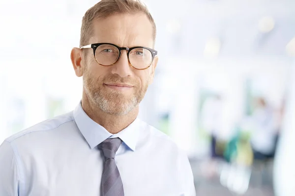 Retrato Sonriente Asesor Financiero Hombre Negocios Pie Oficina Mirando Cámara — Foto de Stock