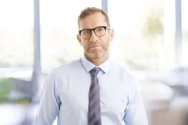 Venditore Esecutivo Con Gli Occhiali Piedi Ufficio Guardando Telecamera Uomo — Foto Stock