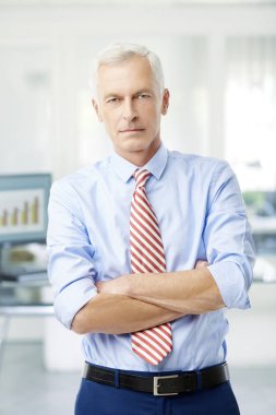 Ciddi bir üst düzey adam ofiste geçti silah ile ayakta.