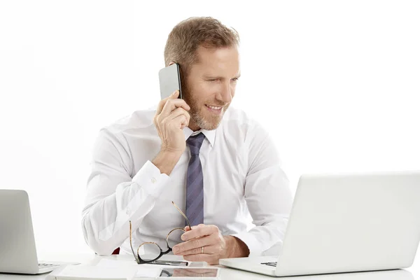 Glückliche Männliche Geschäftsmakler Mittleren Alters Benutzen Mobiltelefone Und Telefonieren Während — Stockfoto