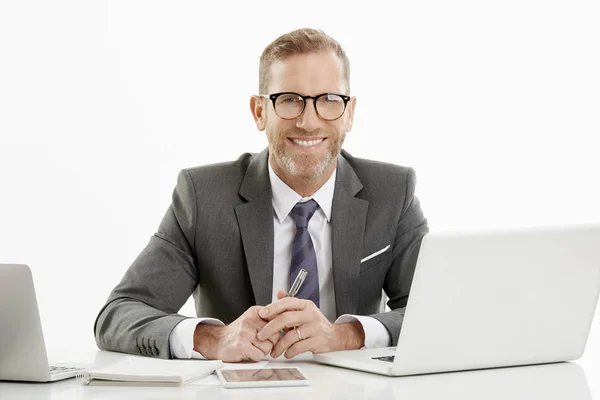 Gutaussehender Reifer Finanzdirektor Geschäftsmann Der Die Kamera Schaut Und Lächelt — Stockfoto